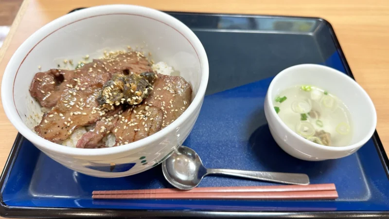 菅生PA（上り）フードコートの「牛たん麦めし丼」